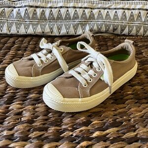 Cariuma OCA Unisex Canvas Low Top Sneakers Burnt Sand Women’s Size 5 Men’s 3.5